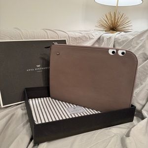 ANYA HINDMARCH
Eyes Document Case / clutch EUC